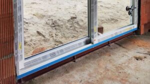 Jak skutecznie przeprowadzić ciepły montaż parapetu: kluczowe wskazówki na ocieplenie