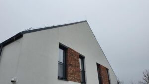 Dlaczego Zacieki Na Elewacji Pod Parapetem Powstają i Jak Skutecznie Je Usunąć?