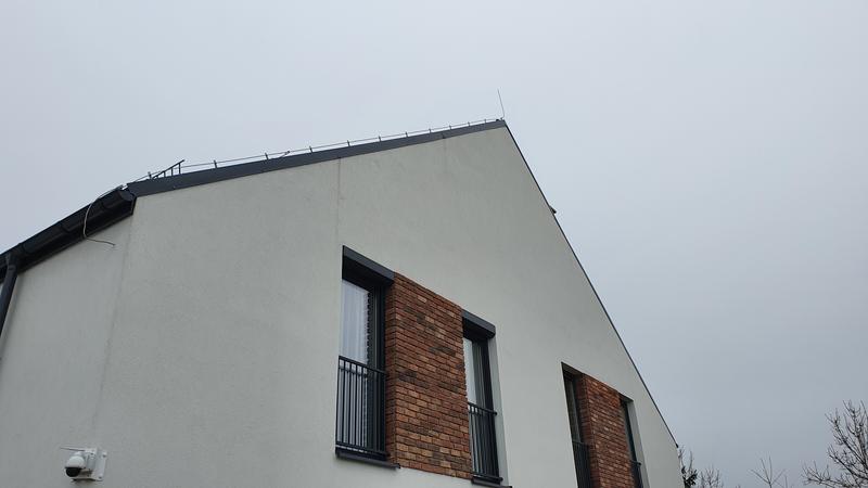 Dlaczego Zacieki Na Elewacji Pod Parapetem Powstają i Jak Skutecznie Je Usunąć?