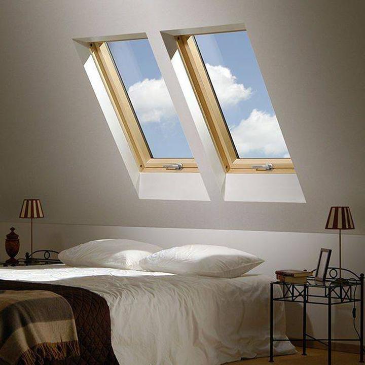 Plastikowe czy drewniane okno dachowe? Kluczowe porównanie dla właściwego wyboru