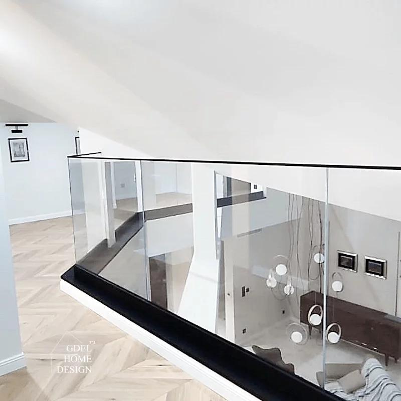 Balustrada szklana na balkon: jak ją zamontować i jakie ma zalety? Inspiracje do Twojego wnętrza