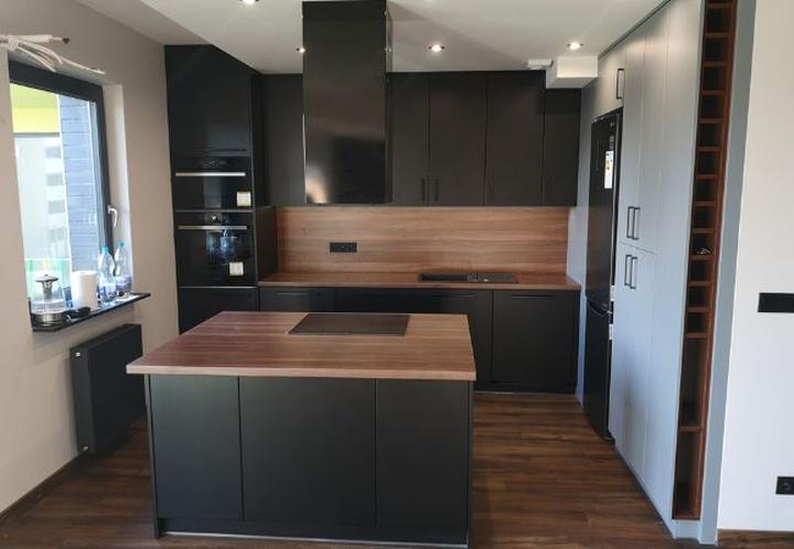 Czyszczenie czarnych mebli