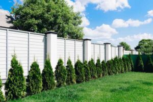 Czy płot sąsiada na Twojej działce łamie Twoje prawa? Sprawdź, co możesz zrobić!