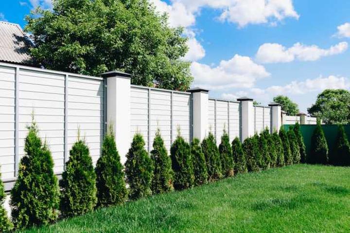 Czy płot sąsiada na Twojej działce łamie Twoje prawa? Sprawdź, co możesz zrobić!