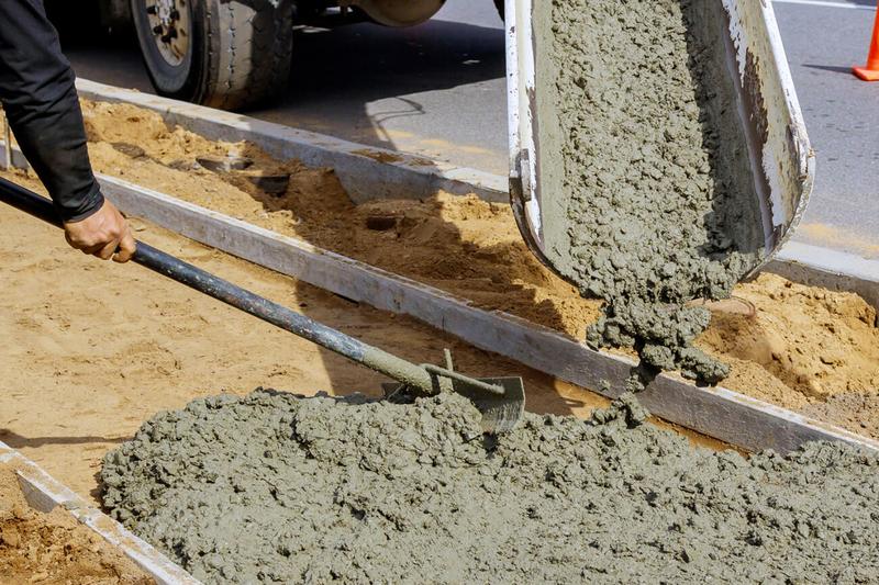 Jak obliczyć ilość cementu na m3 betonu i uniknąć błędów?