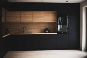 Jak skutecznie czyścić czarne meble matowe, aby uniknąć smug i zarysowań?