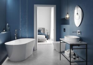 Niebieska łazienka – jak dobrać idealne dodatki do jej wystroju?