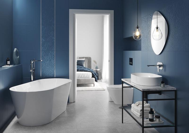 Niebieska łazienka – jak dobrać idealne dodatki do jej wystroju?