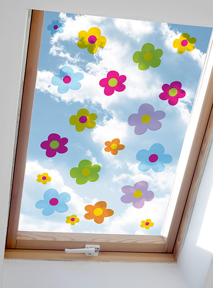 Naklejanie naklejek na okno