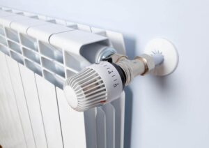 Czy zakręcać grzejniki na noc? Odkryj skuteczne metody oszczędzania na ogrzewaniu