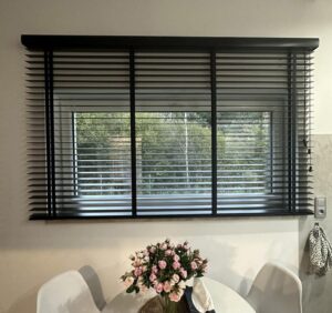 Elegancja i styl: Roleta meblowa drewniana jako idealne rozwiązanie do Twojego wnętrza