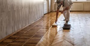 Odnawianie parkietu w domu – proste sposoby na oszczędności i nowy blask Twojej podłogi