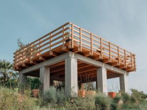 Przewodnik po budowie trwałego tarasu na filarach betonowych: krok po kroku do idealnej przestrzeni na świeżym powietrzu