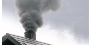 Cofający się dym z komina – poznaj najczęstsze przyczyny i sprawdzone rozwiązania