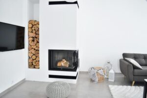 Jak skutecznie obłożyć komin w salonie? Najlepsze materiały i style, które zachwycą każdego