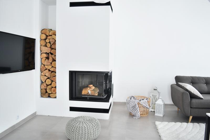 Jak skutecznie obłożyć komin w salonie? Najlepsze materiały i style, które zachwycą każdego
