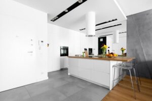 Jaką podłogę wybrać do białej kuchni, by uniknąć faux pas?