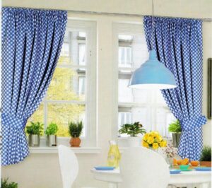 Praktyczne inspiracje na zasłonięcie okna w kuchni – jak stworzyć wyjątkowy klimat?