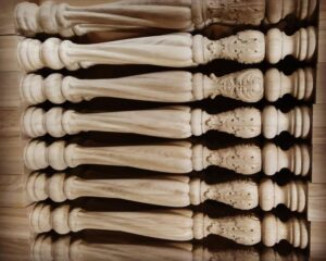 Elegancja w detalach: tralki drewniane toczone jako ozdoba balustrad i schodów