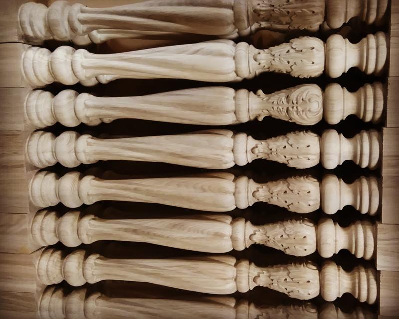 Elegancja w detalach: tralki drewniane toczone jako ozdoba balustrad i schodów