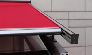 Zamontuj markizę do okna dachowego w 8 prostych krokach i ciesz się komfortem