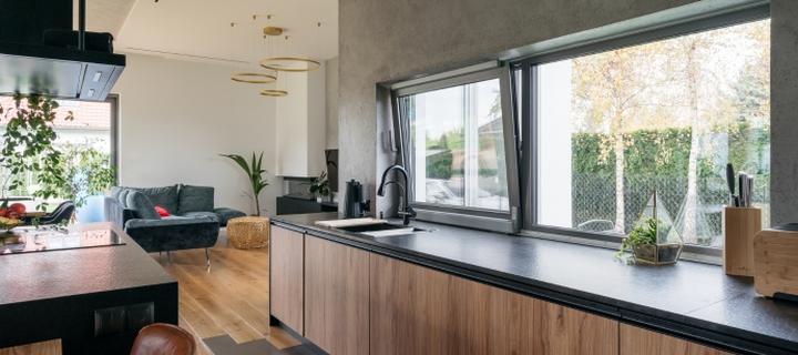 Aranżacja kuchni z oknem horyzontalnym