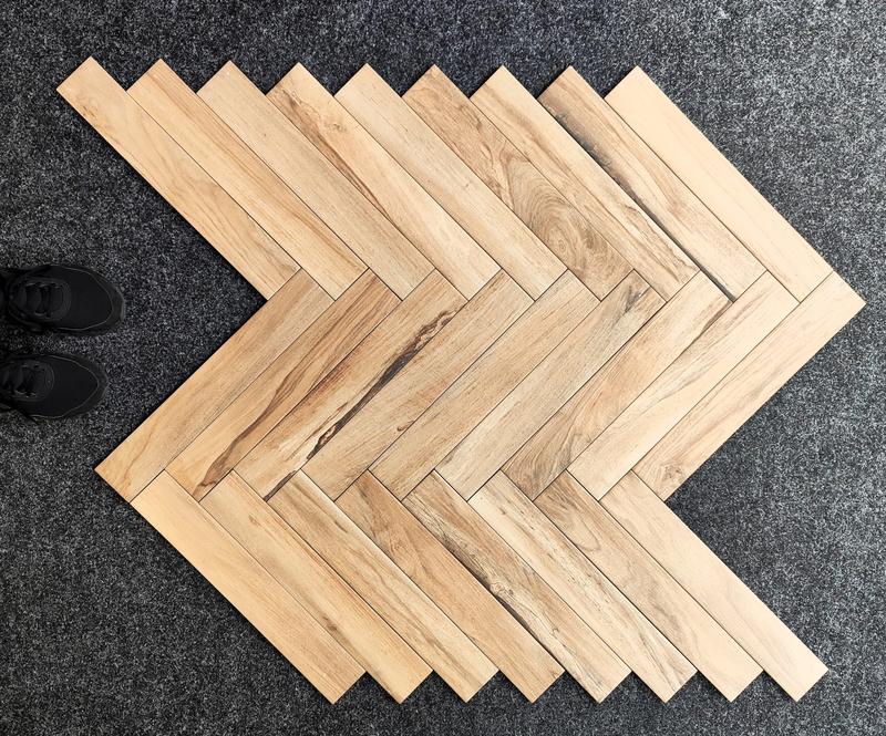 Elegancja i trwałość: odkryj płytki jak parkiet w jodełkę dla Twojego wnętrza