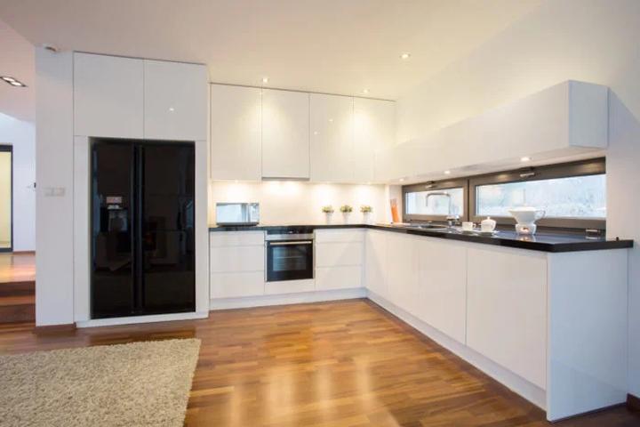 Okno horyzontalne w kuchni: co warto wiedzieć o jego zaletach i wadach?