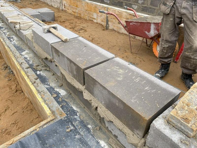 Warunki atmosferyczne a zaprawa fundamentowa