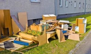 Gdzie wyrzucać meble? Oto 7 pomysłów, jak pozbyć się starych mebli z głową